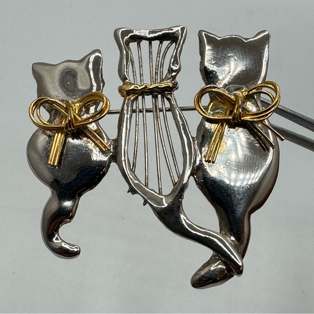 Vintage Silver Tone Cat Trio Brooch With Gold Bow Accents 38$